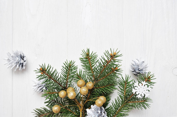 Mockup árvore de Natal ramo flatlay em um fundo de madeira branca, com lugar para o seu texto
 - Foto, Imagem