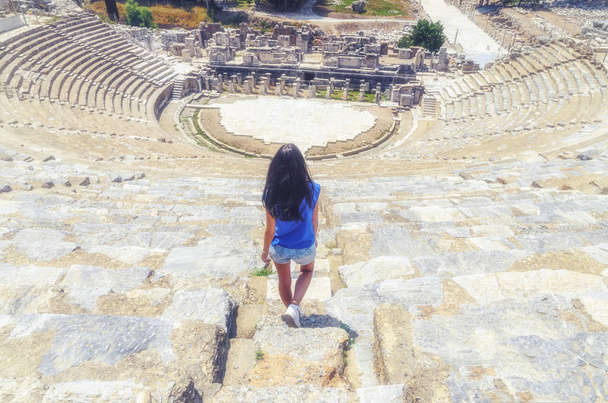Молода жінка мандрівника у спині. Знаменитого Великого театру в Ефес. Концепція подорожі - Фото, зображення