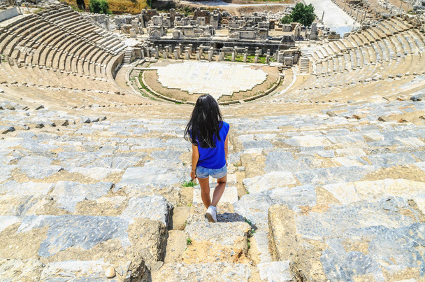 Молода жінка мандрівника у спині. Знаменитого Великого театру у Ephes - Фото, зображення