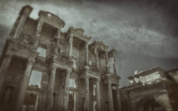 Celsuksen kirjaston julkisivu ja piha Ephesissä
 - Valokuva, kuva