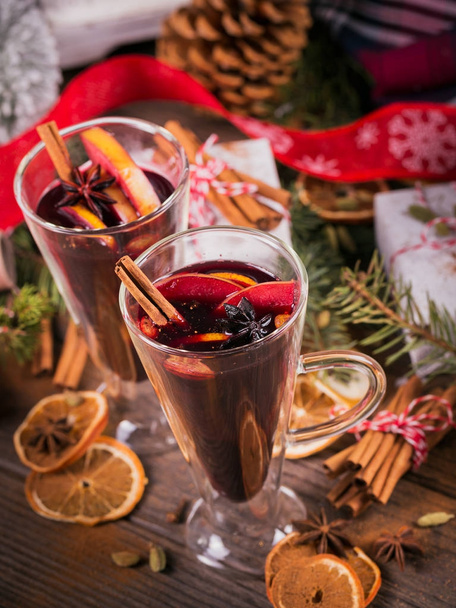 Mulled wine with fruits, cinnamon sticks, anise and decorations - Фото, зображення