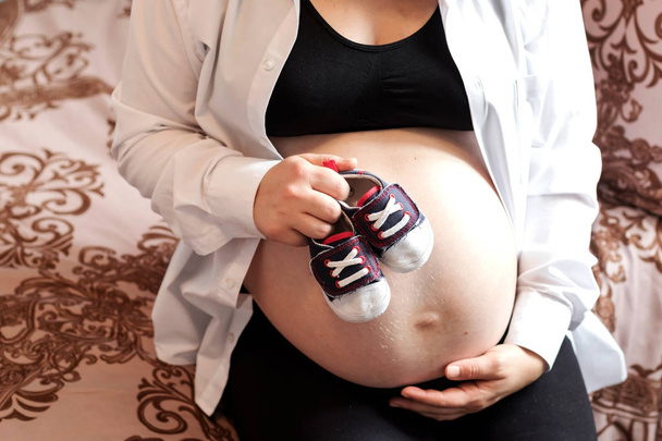 Těhotná žena s notebookem. Koncept těhotenství, zdravotní péče. - Fotografie, Obrázek
