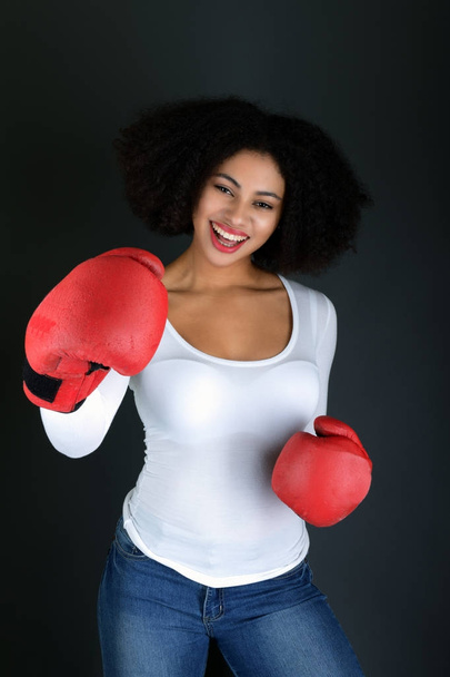 Atractivo asiático mujer boxeador
 - Foto, imagen