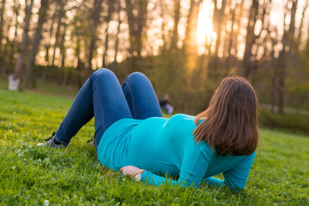 Aspettativa madre rilassante su erba
. - Foto, immagini