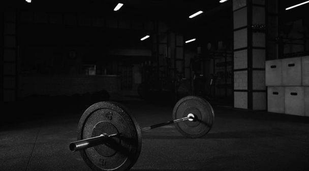 Heavy barbell on the floor of a gym studio - Fotoğraf, Görsel