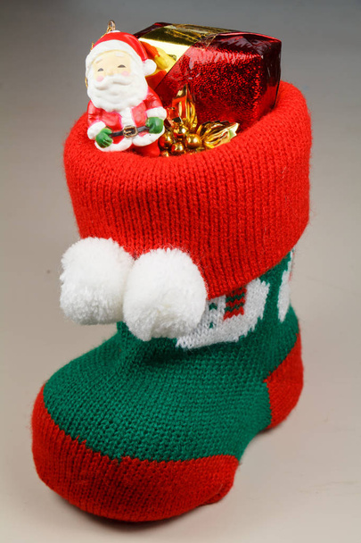 Botte de Noël avec figurine et cadeau du Père Noël
 - Photo, image