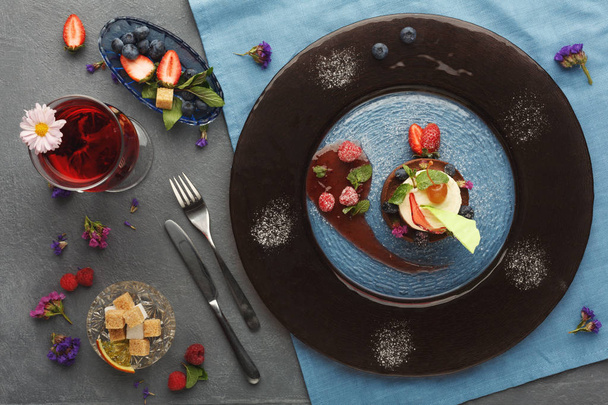 Эксклюзивный десерт из мусса, подаваемый в ресторане
 - Фото, изображение
