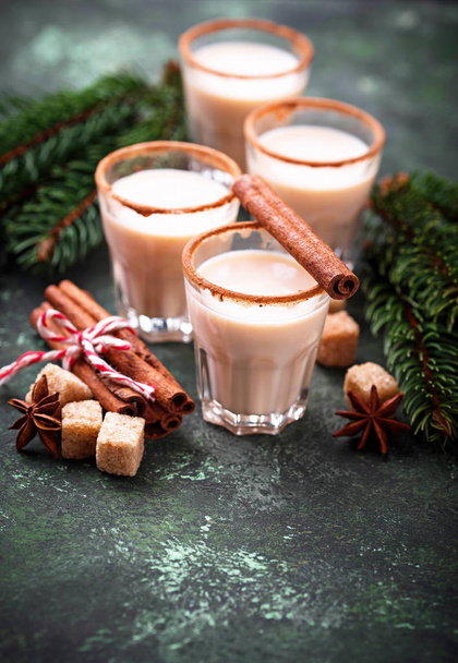 Cocktail di Natale zabaione con cannella
  - Foto, immagini