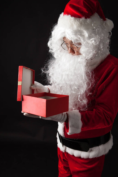Retrato de Santa Claus sobre fondo oscuro
 - Foto, Imagen