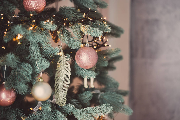 berendezett nappali karácsonyfa és az ajándékok - Fotó, kép