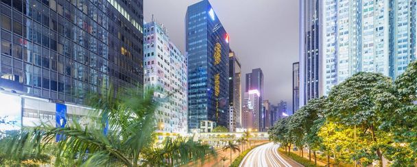Hong Kong at night met straat en moderne gebouwen in de stad - Foto, afbeelding