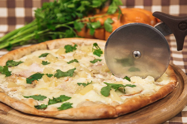 Pizza s mozzarellou, ananas, petržel a maso  - Fotografie, Obrázek