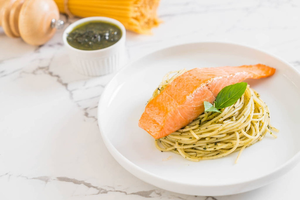 pasta spaghetti with pesto green and salmon - Foto, Imagem
