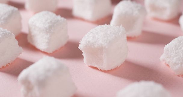 Wit Marshmallows op roze achtergrond - Foto, afbeelding
