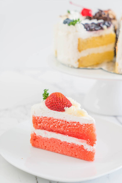 strawberry cake on plate - Zdjęcie, obraz