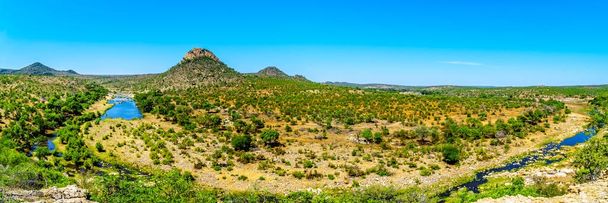 Widok z lotu ptaka Panorama rzeki Ge-Selati otoczony drzewami Mopane, w pobliżu rzeki Olifants norther część Kruger Park, duże Game Reserve w Republice Południowej Afryki - Zdjęcie, obraz