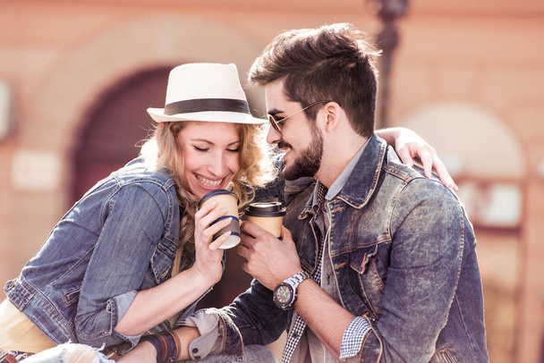 Enérgica pareja romántica tomando un poco de café para llevar
. - Foto, Imagen
