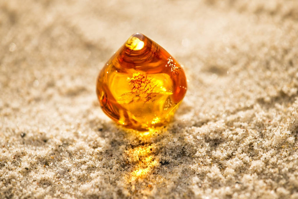 Amber op een strand van de Oostzee - Foto, afbeelding