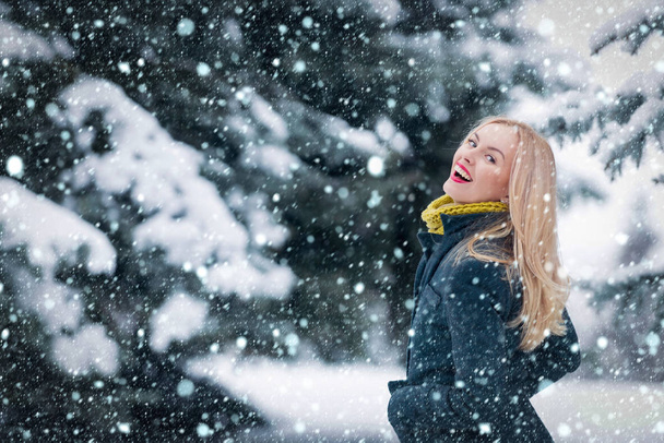 Happy girl walking in snow forest - Foto, Imagen