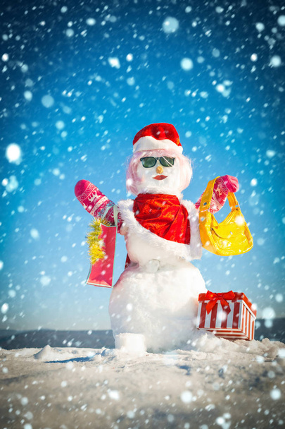 santa claus snowman with present box and shopping bag - Fotoğraf, Görsel