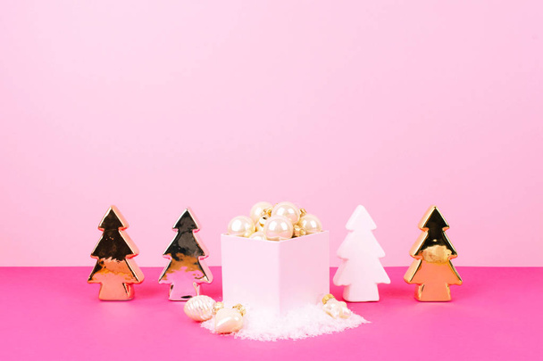 Christmas tree balls on a pink background - Foto, Imagen