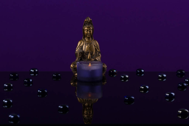 Boeddha van bronz met kaars, meditatie-spirituele concept. - Foto, afbeelding