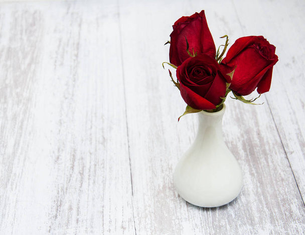 váza s červenými růžemi - Fotografie, Obrázek