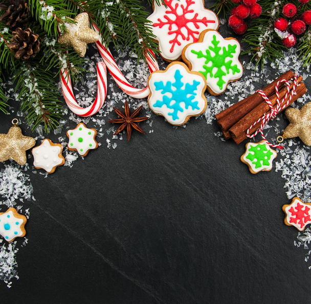 Πολύχρωμα μπισκότα Χριστουγέννων από μέλι και πιπερόριζα - Φωτογραφία, εικόνα