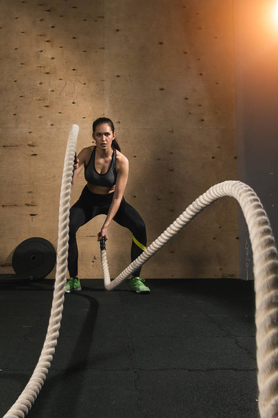 woman working out with battle ropes - Foto, Bild