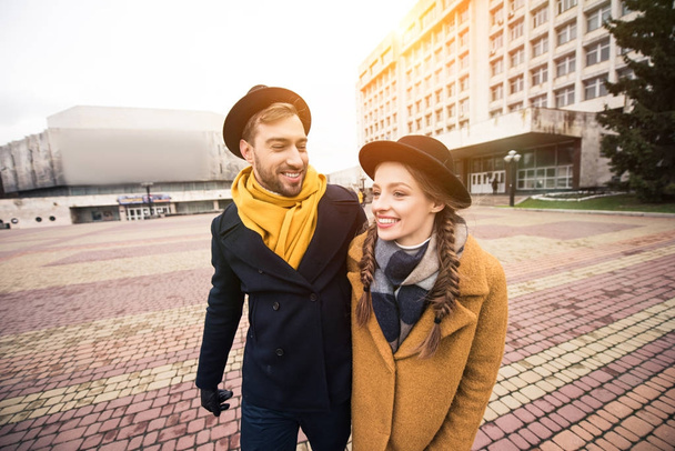 alegre atraente jovem casal andando na rua
  - Foto, Imagem