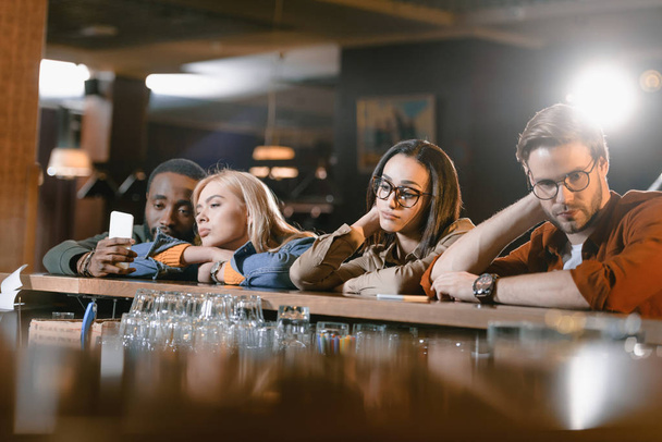 mladí přátelé v baru čeká barman - Fotografie, Obrázek