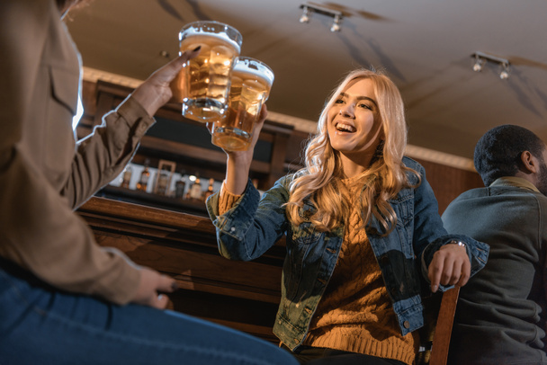 dos mujeres jóvenes bebiendo cerveza en el bar
 - Foto, imagen