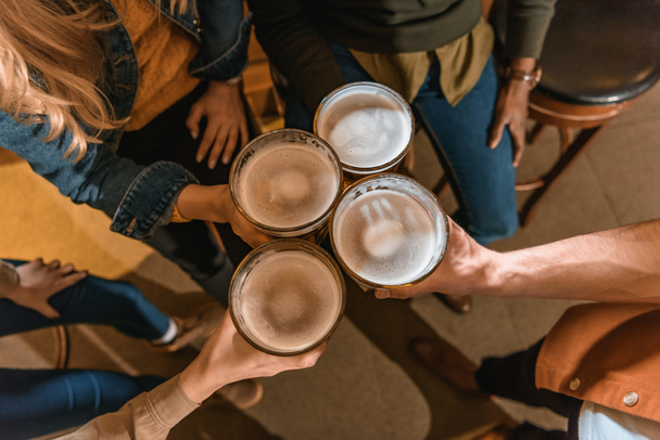 felülnézet levágott társaság pohár sör a bárban - Fotó, kép