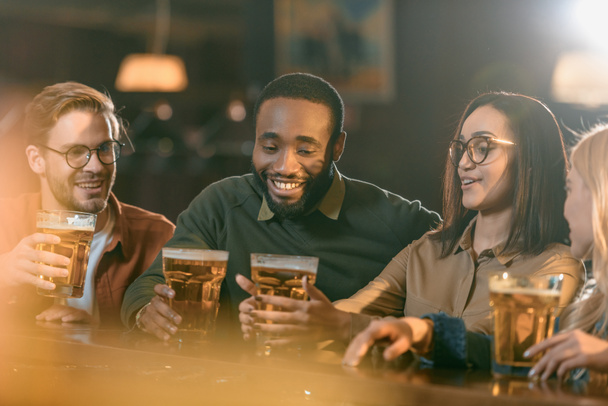 heureux amis multiculturels passer du temps dans le bar
 - Photo, image
