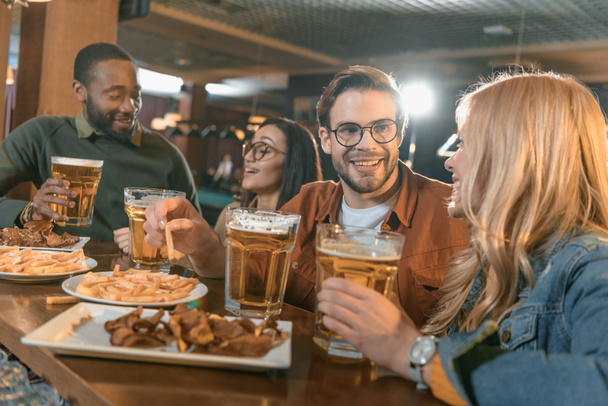 attraente multicultura amici mangiare e bere al bar
 - Foto, immagini
