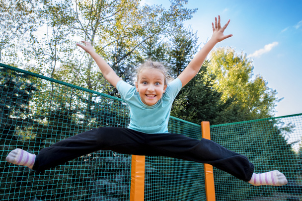Chica trampolín salto
 - Foto, imagen