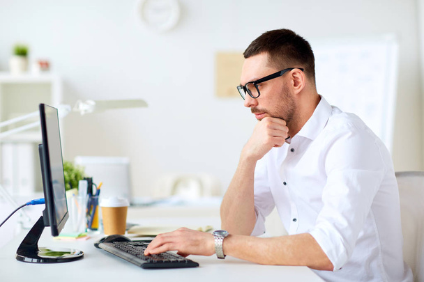businessman typing on computer keyboard at office - Foto, Bild
