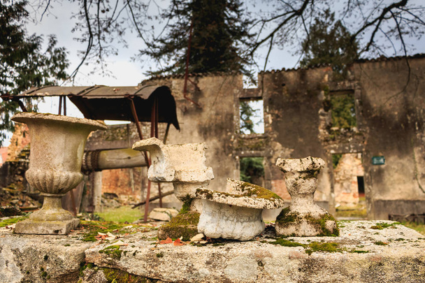 détail vue des objets dans les ruines des maisons détruites par le feu
 - Photo, image