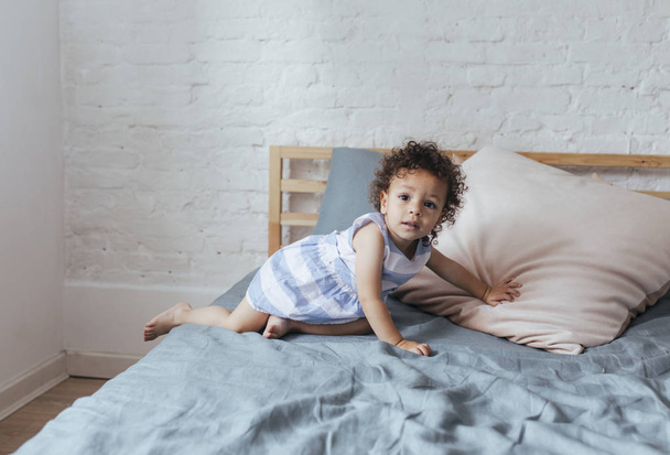 Baby Girl on Bed - Valokuva, kuva