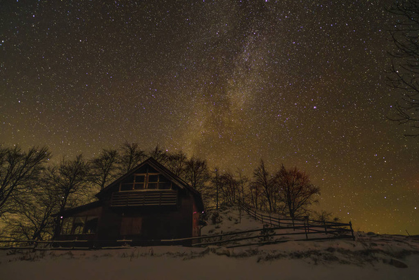 landschap met winter nachtelijke hemel - Foto, afbeelding