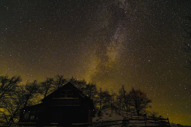 сельский пейзаж с зимним ночным небом
 - Фото, изображение