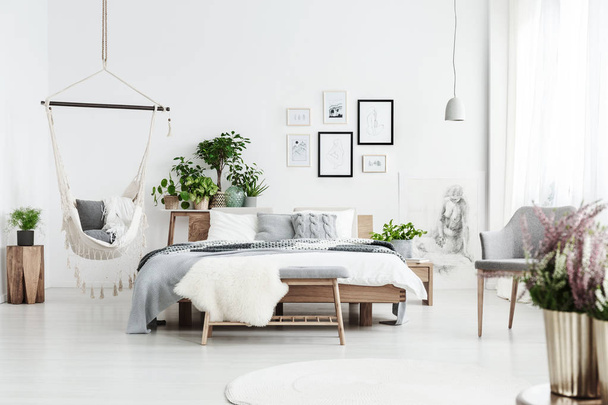Hammock in cozy bedroom - Foto, afbeelding