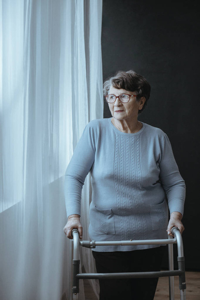 Senior woman with walker - Zdjęcie, obraz
