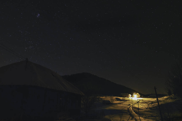 ländliche Landschaft mit Winternachthimmel - Foto, Bild