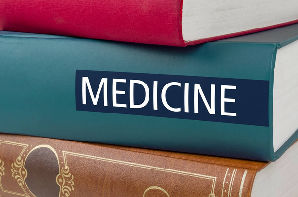Un libro con el título Medicina escrita en la columna vertebral
 - Foto, Imagen