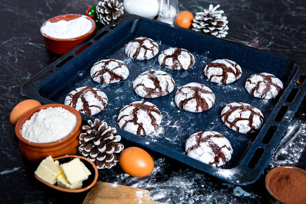 Μπισκότα σοκολάτας. μπισκότα σοκολάτας με υλικά γύρω από. Ψήσιμο κέικ στην αγροτική κουζίνα - συνταγή υλικά για τη ζύμη. - Φωτογραφία, εικόνα
