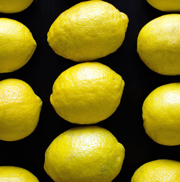 Siyah izole limon - Fotoğraf, Görsel