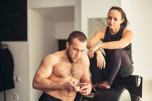 Athlete using mobile phone app fitness tracker for tracking weight loss progress - Fotografie, Obrázek