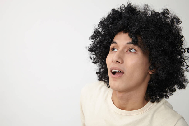malayo adolescente usando divertido peluca posando en estudio
  - Foto, Imagen
