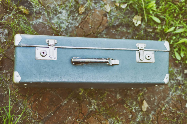 Lähikuva edessä vanha vintage matkalaukku (matkatavarat
) - Valokuva, kuva